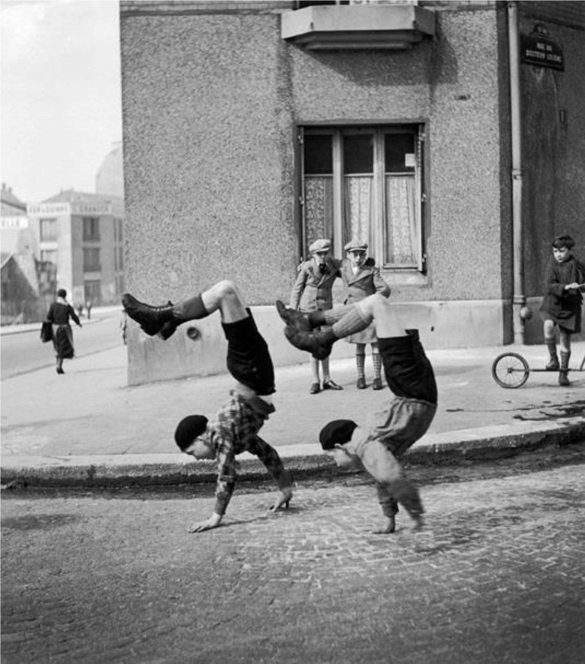 Doisneau (Garçons les frères dans la rue) 1934